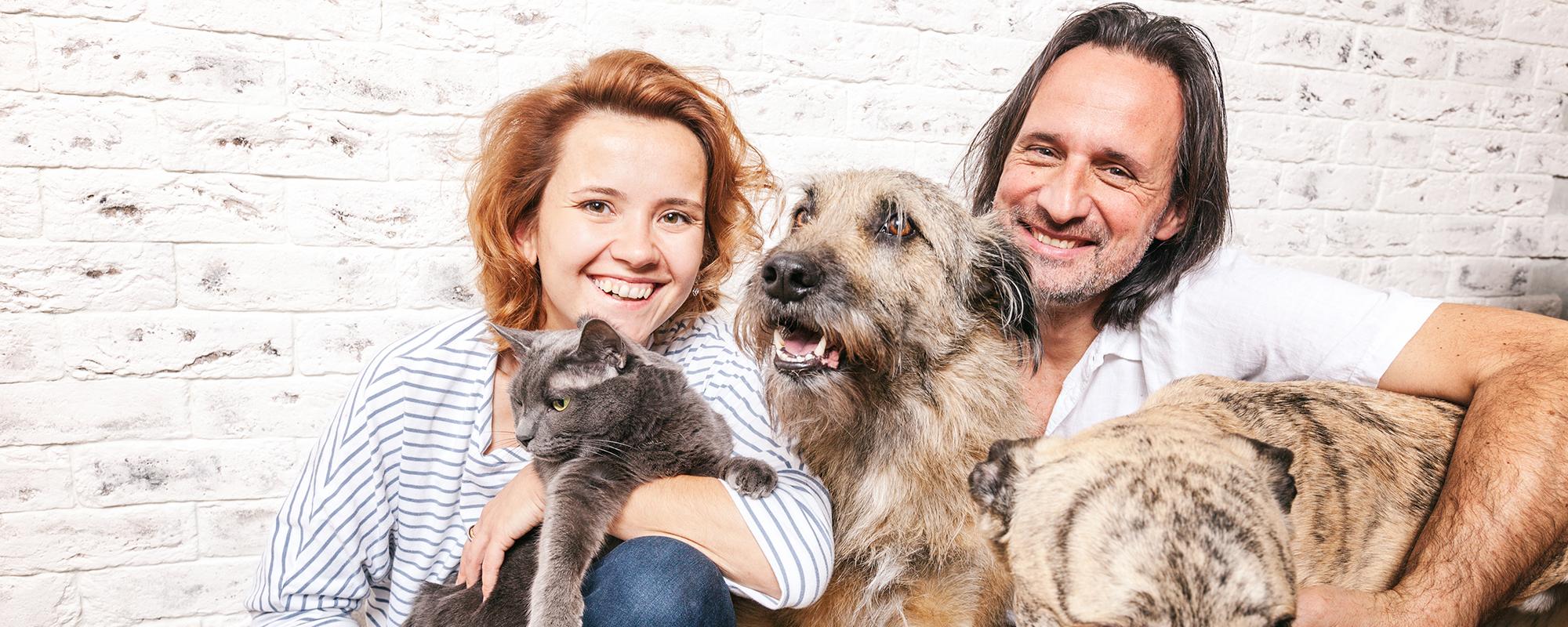 paar mit hund und katze