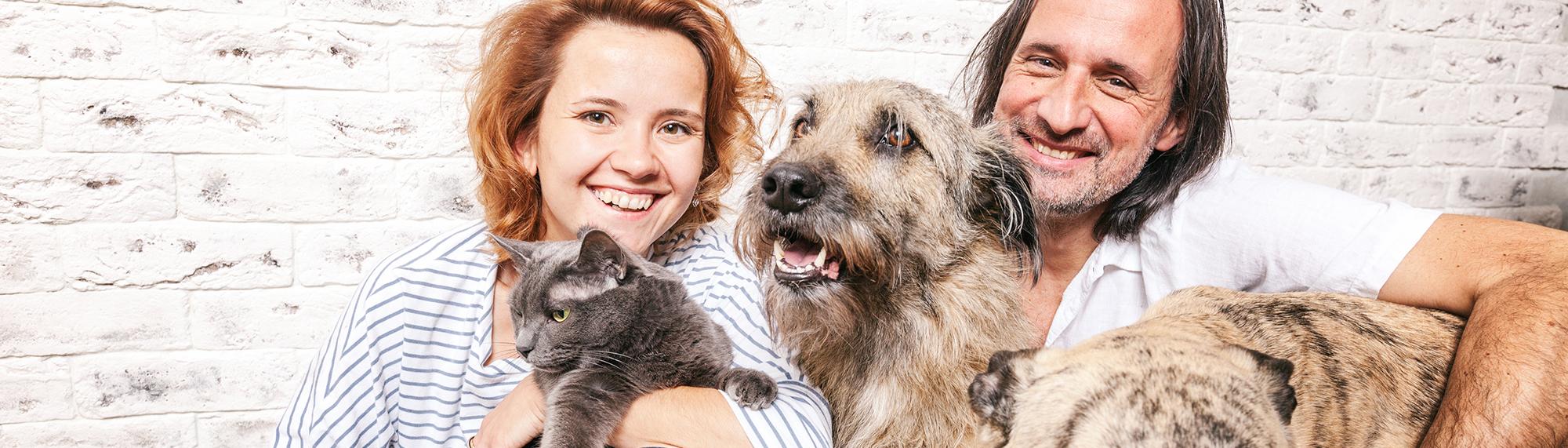 paar mit hund und katze